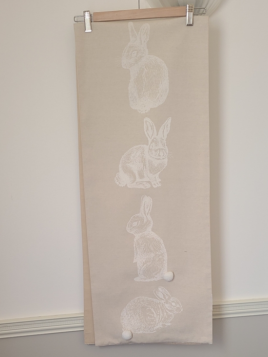 Hometrends Other - Table Runner / Soft Neutral Design